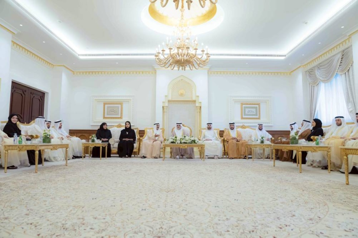 سلطان بن محمد بن سلطان خلال افتتاحه أعمال المجلس الاستشاري بحضور عبدالله بن سالم وسلطان بن أحمد وعبدالله بلحيف وجانب من أعضاء المجلس