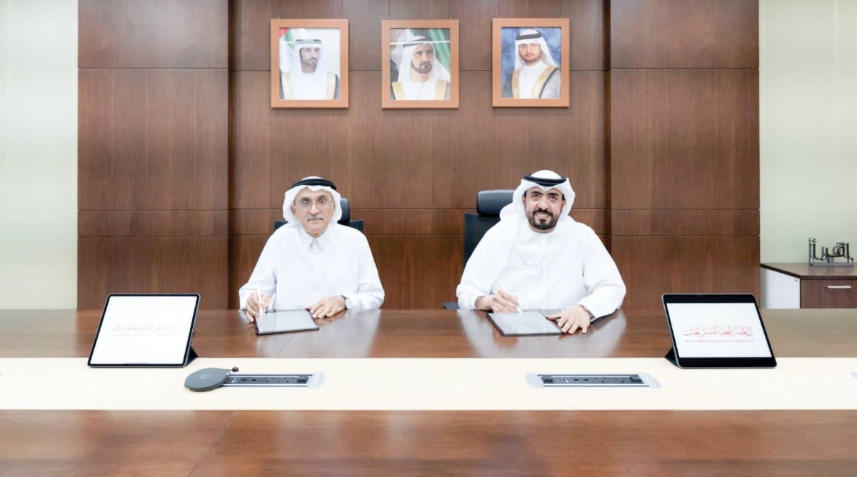 لؤي بالهول وأحمد بن مسحار خلال التوقيع