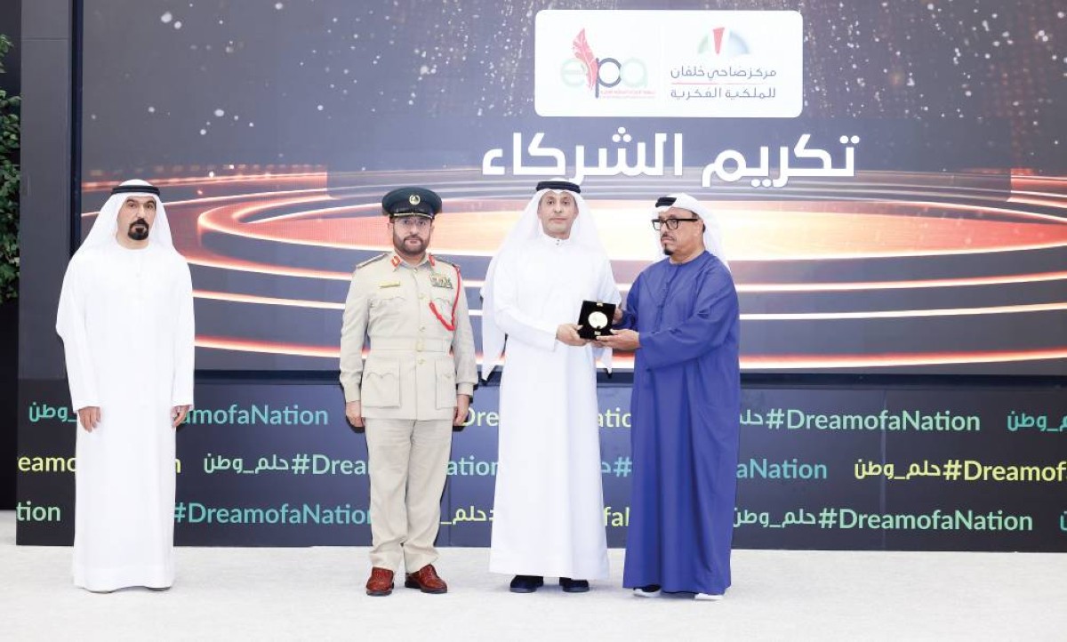 ضاحي خلفان خلال تكريم الجهات الداعمة لمشروع بناء القدرات بحضور عبدالقدوس العبيدلي