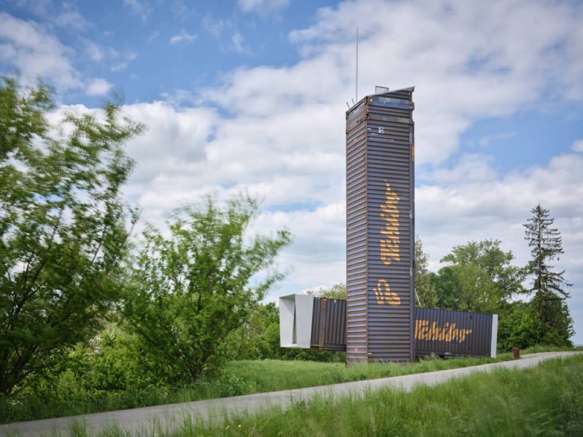 برج من حاويات الشحن القديمة يهز عالم العمارة