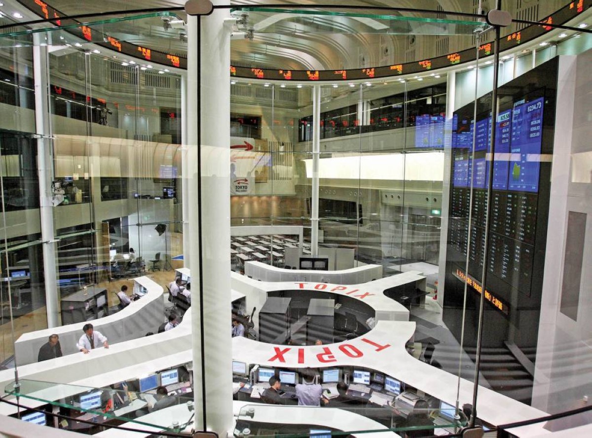 متعاملون في بورصة طوكيو حيث استسلمت المؤشرات لعمليات تصحيح الأسعار 
