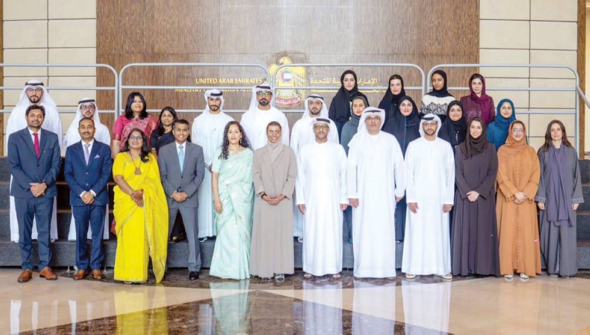 نورة الكعبي وك. نانديني سينغلا وعدد من مسؤولي البلدين عقب الاجتماع