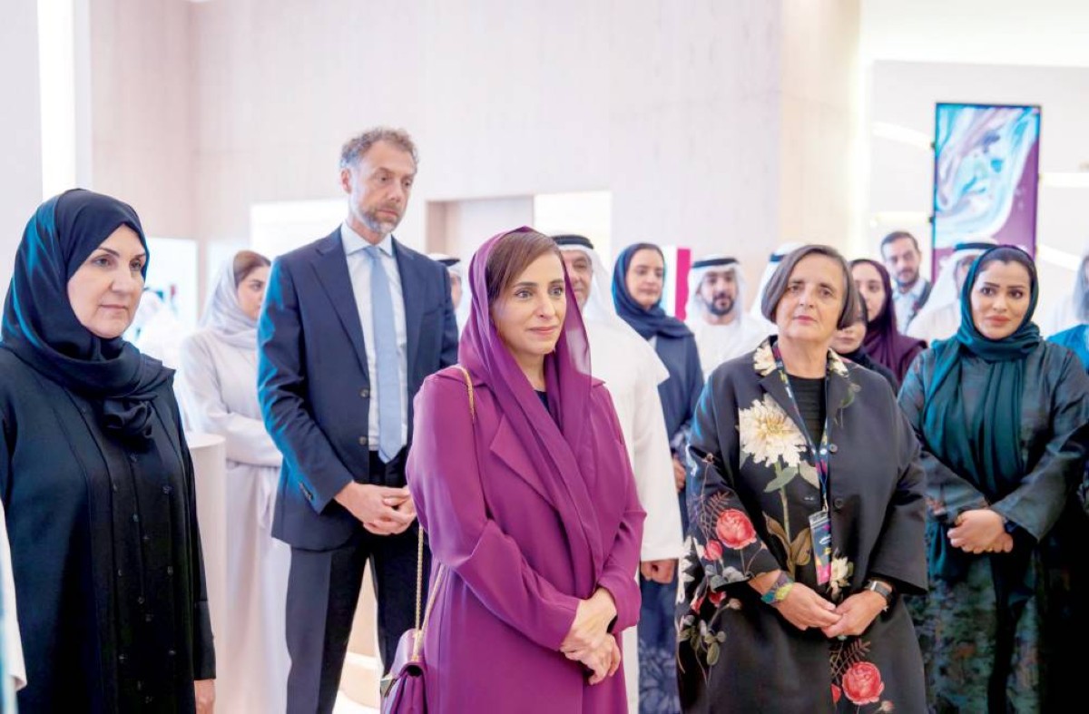 بدور القاسمي خلال جولتها على الأقسام والمرافق التي تغطي كل جوانب المؤتمر 