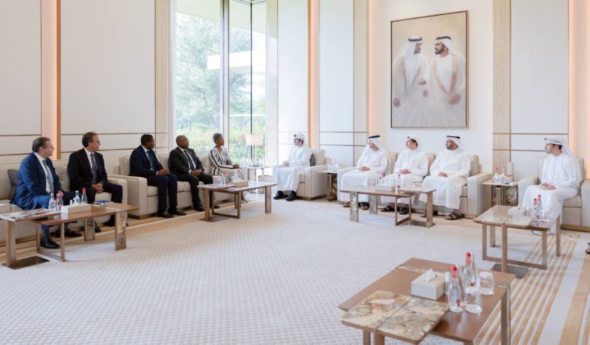 مكتوم بن محمد خلال اللقاء بحضور هلال المري وعيسى كاظم وهشام القاسم وعارف أميري 