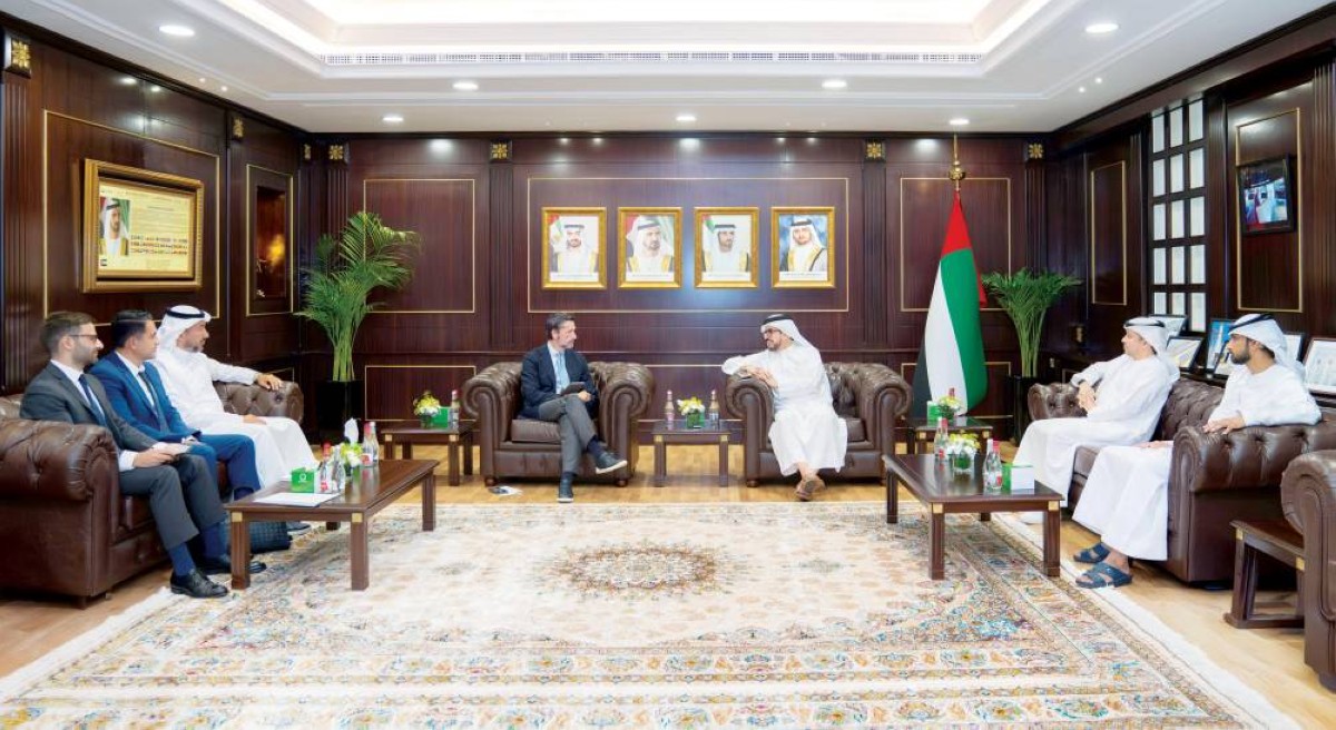 سعيد الطاير وميغيل ميلانو والمسؤولون خلال اللقاء |

