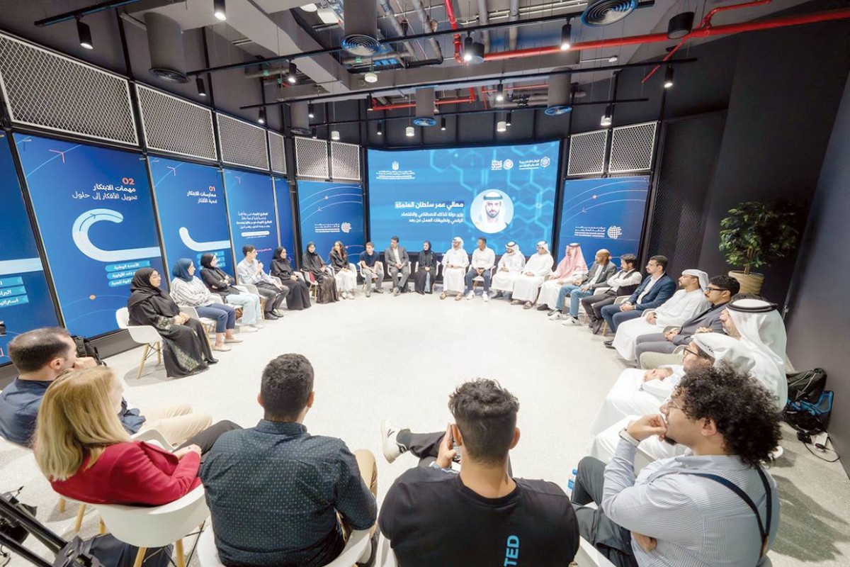 عمر العلماء خلال الجلسة مع أعضاء برنامج «الزمالة التقنية للشباب العربي» |


