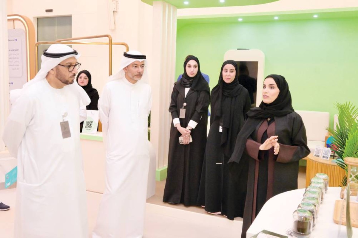 محمد المري وعلوي الشيخ علي خلال تفقدهما المعرض 


