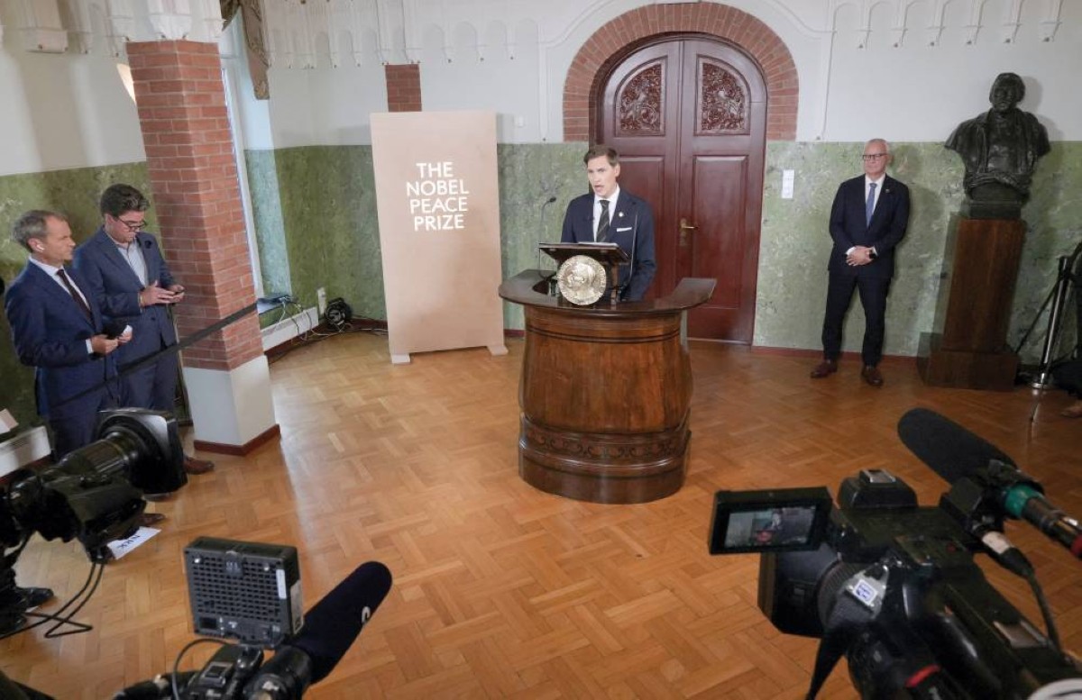 رئيس لجنة نوبل يعلن فوز ماتشادو بالجائزة بمعهد نوبل في أوسلو 
