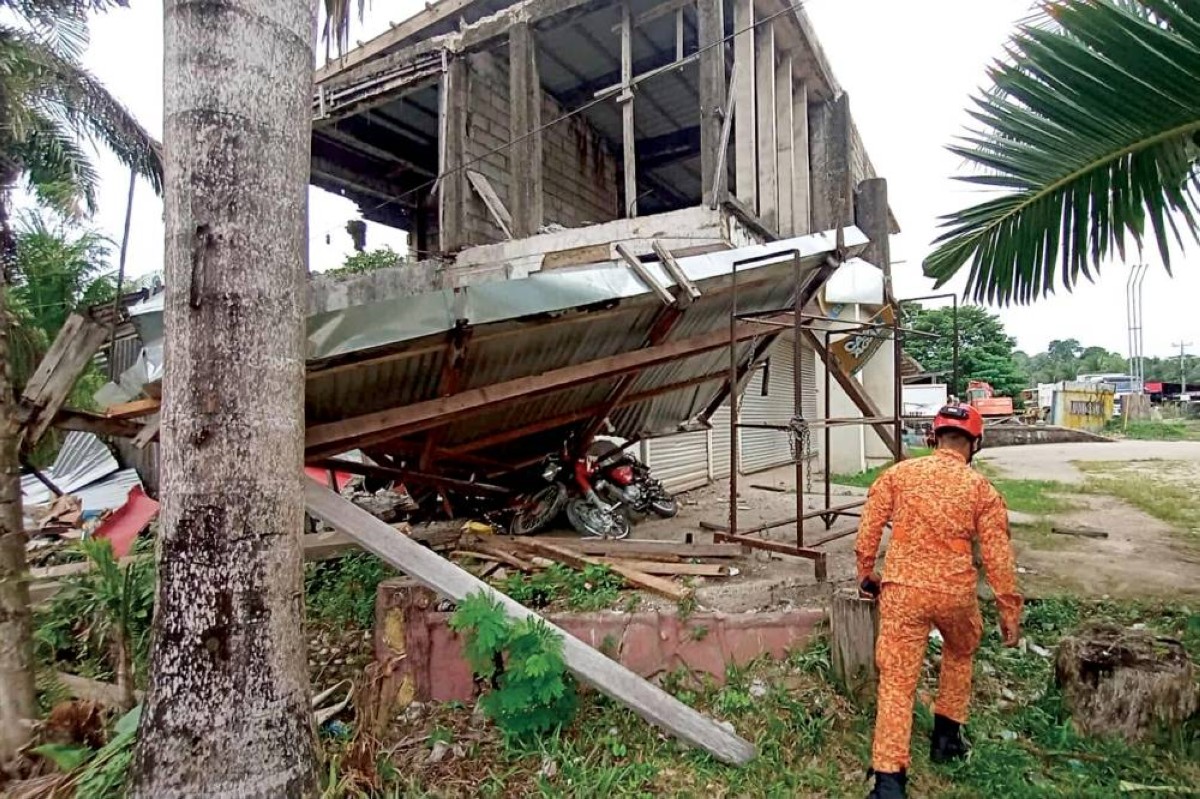 بعض آثار الدمار التي خلفها أحد الزلزالين في مقاطعة دافاو الشرقية جنوب الفلبين