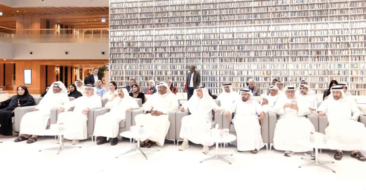 محمد المر ومحمد المزروعي والحضور خلال أمسية لمناقشة رواية «دوخي.. تقاسيم الصبا» 
