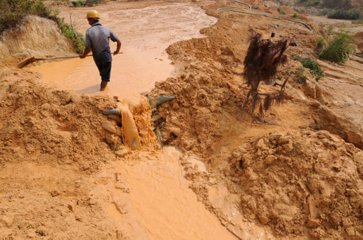 عامل صيني في موقع منجم للمعادن النادرة