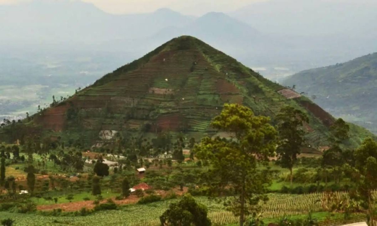 عمره 25 ألف سنة .. جبل التنوير هل يكون أقدم هرم في التاريخ؟