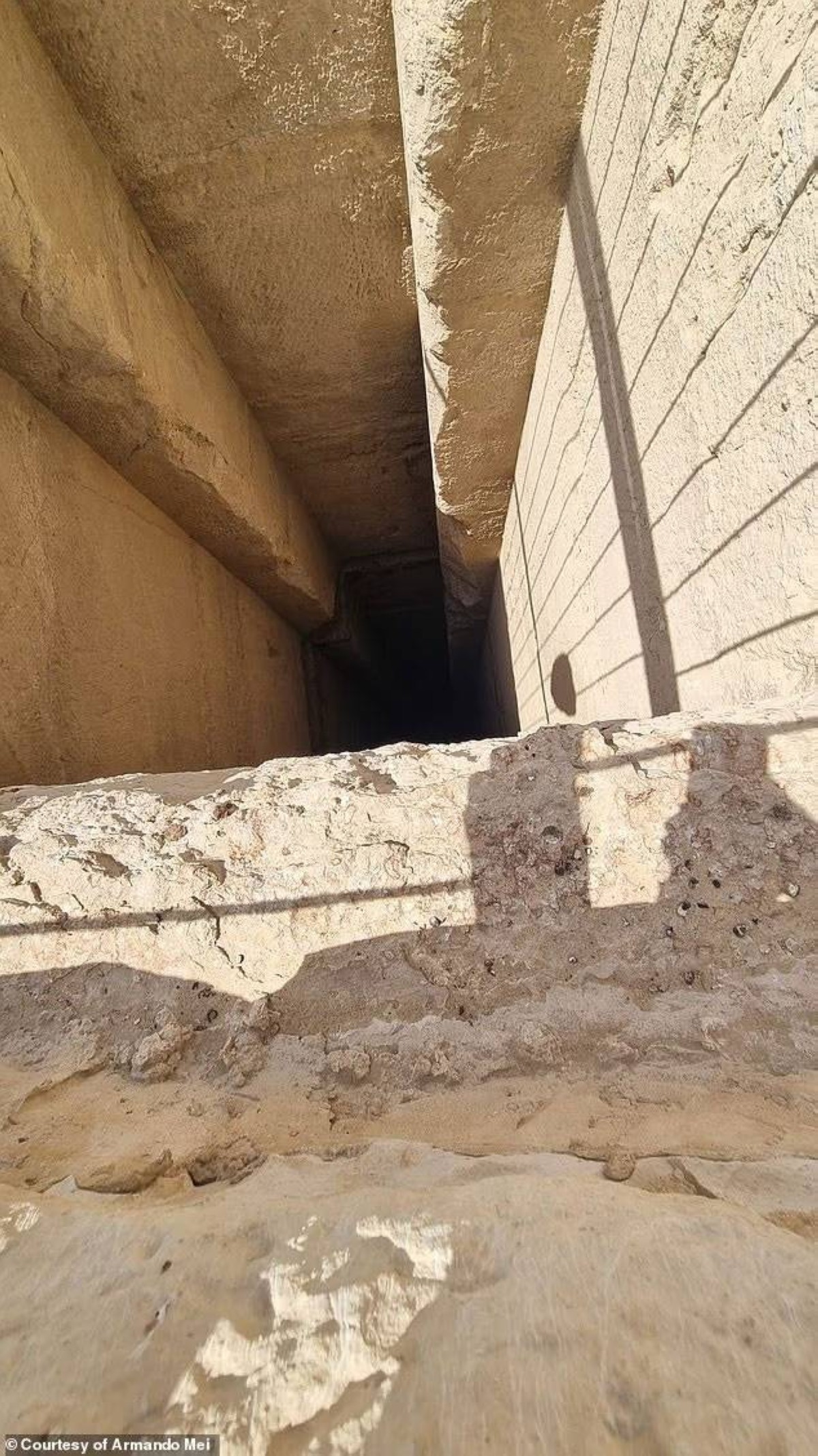 بوابات لعالم تحت الأرض.. أنفاق سرية أسفل أهرامات الجيزة