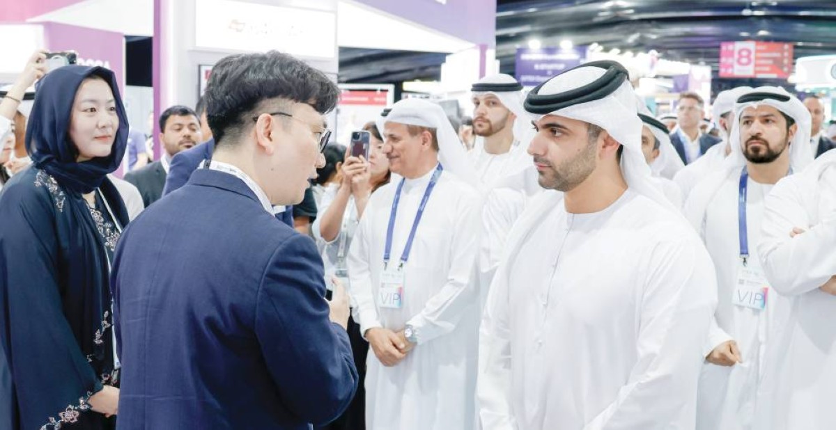 منصور بن محمد خلال جولة بين الأجنحة المشاركة في المعرض بحضور سلطان المنصوري 