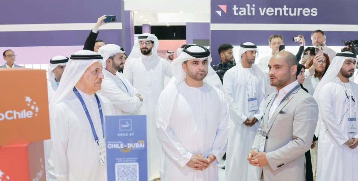 منصور بن محمد خلال زيارة جناح تشيلي بحضور سلطان المنصوري