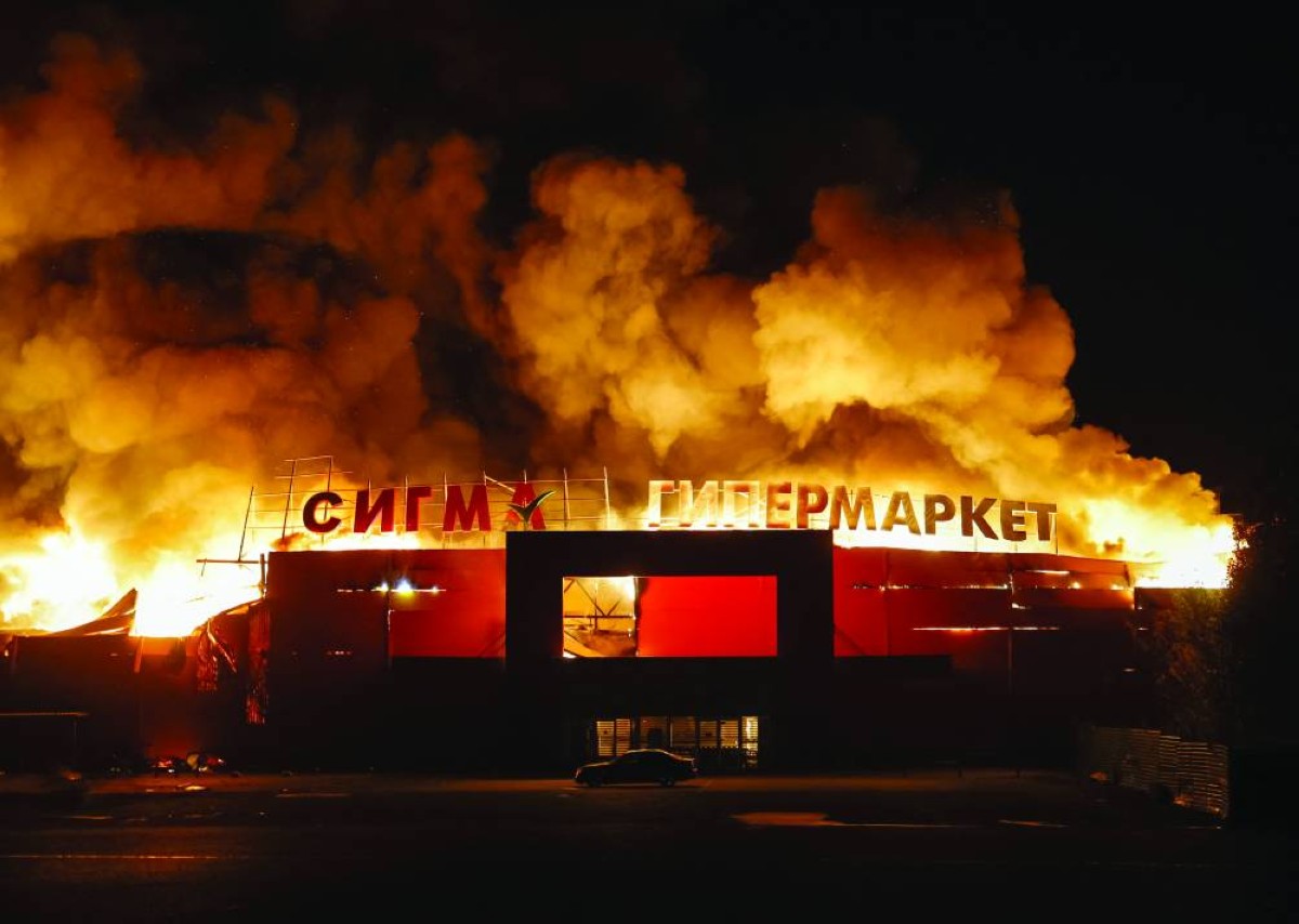 النيران تلتهم مركز تسوق تعرّض للقصف في دونيتسك 