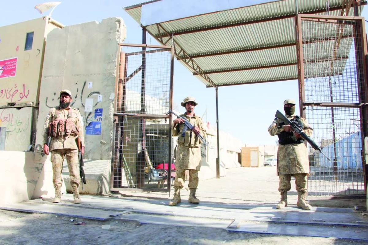 تعزيزات عسكرية مكثفة عند خط الحدود بين البلدين 