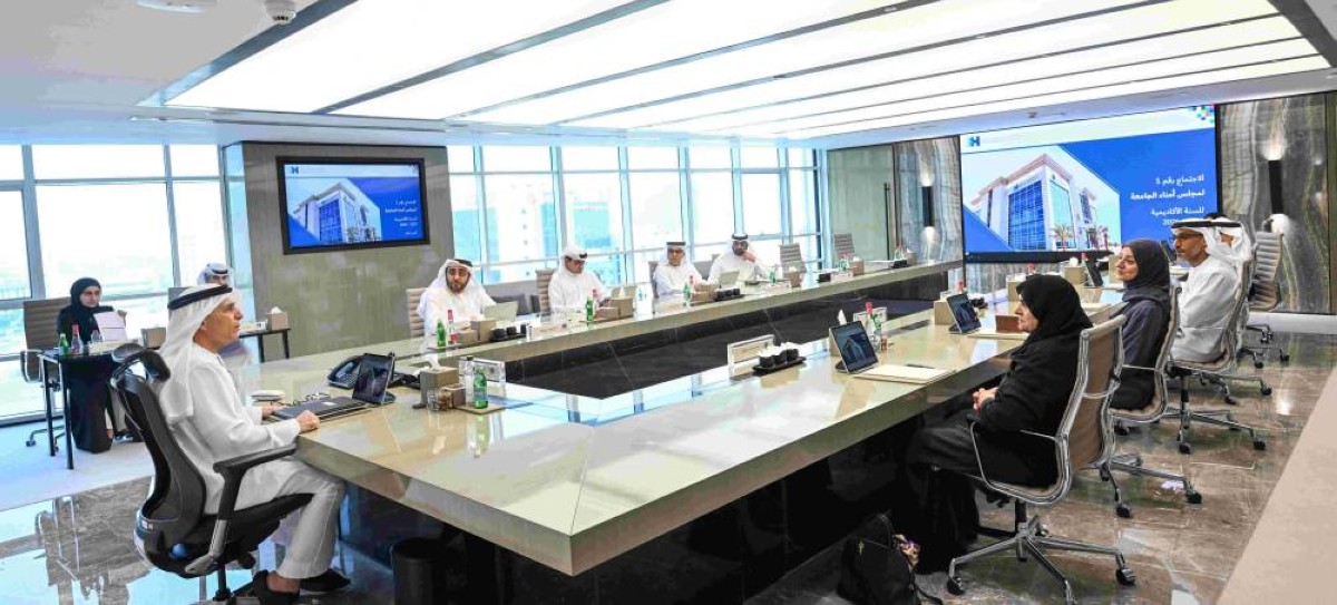 مطر الطاير مترئساً الاجتماع بحضور أعضاء مجلس الأمناء