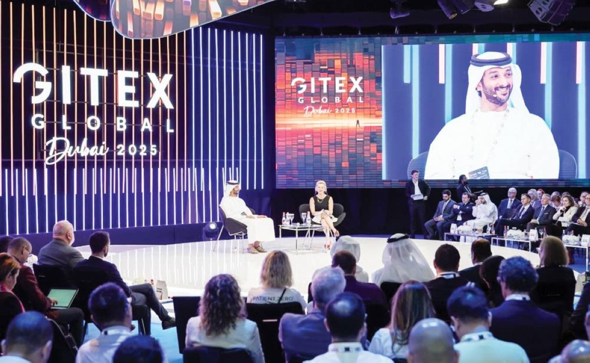 عبدالله بن طوق خلال مشاركته في الجلسة