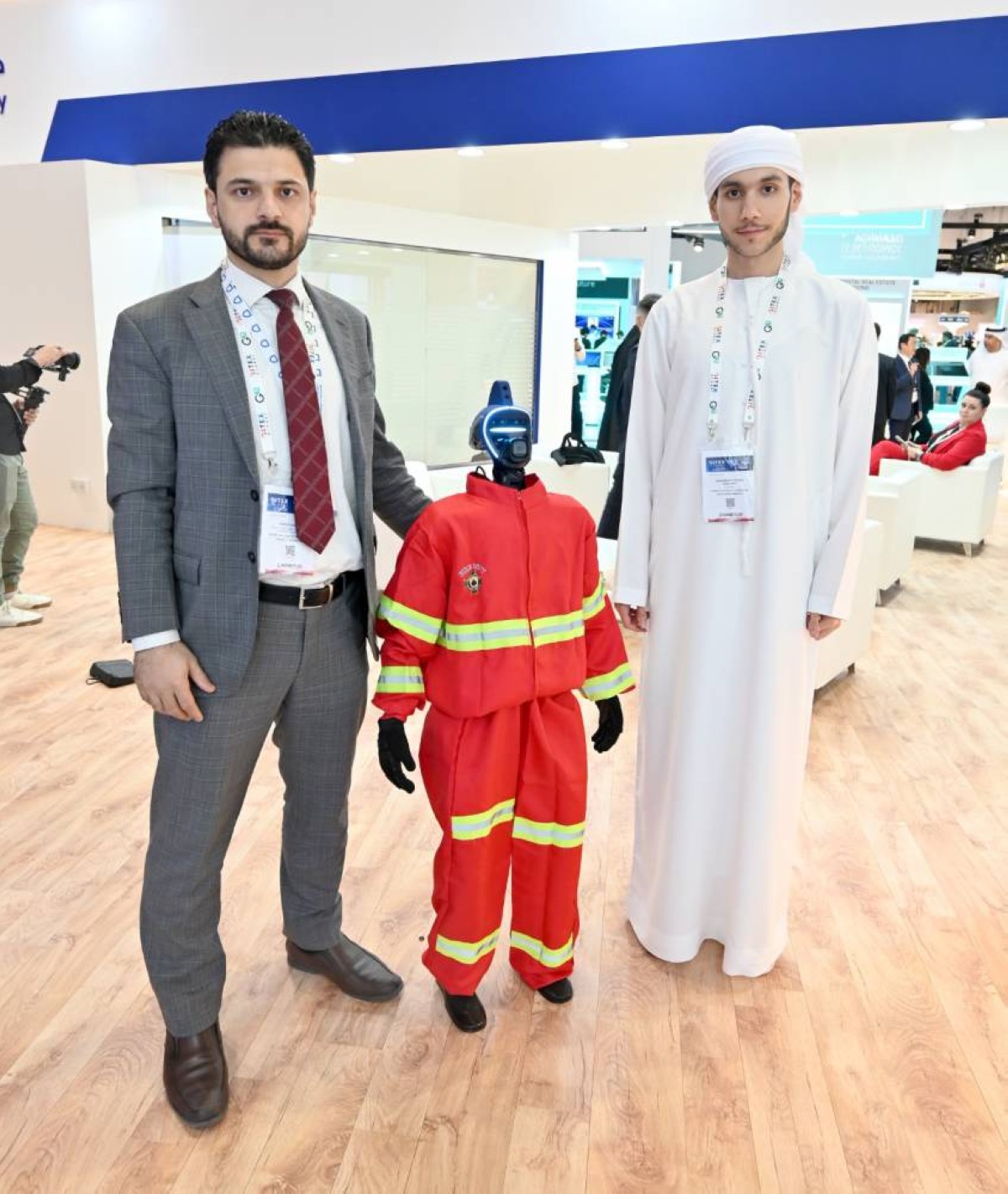 محمد البلوكي مع الروبوت