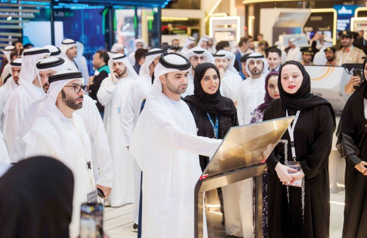 منصور بن محمد خلال إطلاق نظام معلومات الشحن المسبق بحضور عبدالله بو سناد 