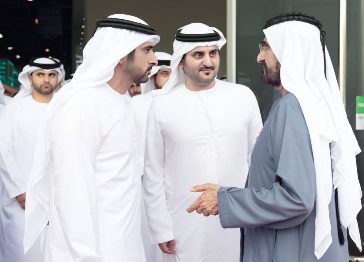 محمد بن راشد في حديث مع حمدان ومكتوم بن محمد بحضور أحمد ومنصور بن محمد خلال فعاليات «جيتكس»
