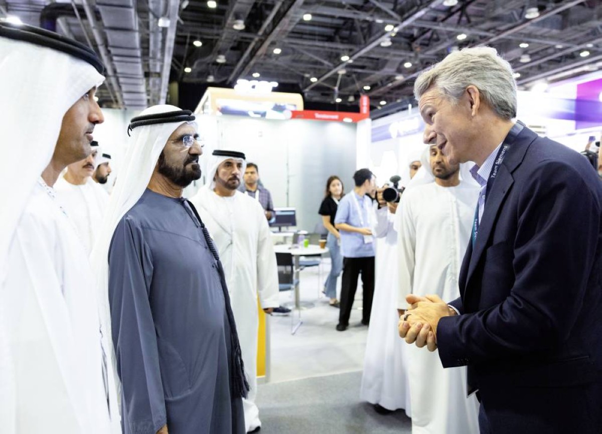 محمد بن راشد يستمع إلى شرح من مسؤول إحدى الشركات العالمية بحضور هلال المري وخليفة سليمان وسلطان السبوسي
