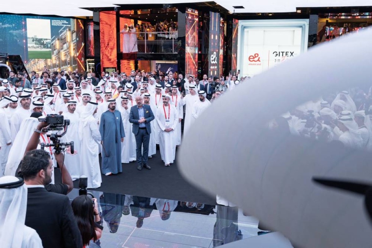 محمد بن راشد يطلع على أحدث تقنيات «&e» بحضور حمدان ومكتوم ومنصور بن محمد وحاتم دويدار ومسعود شريف وكبار المسؤولين
