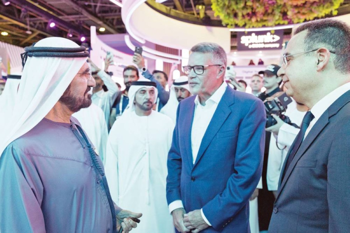 سموه يتفقد جناح «سيسكو سيستمز» بحضور سلطان السبوسي وجاي ديدريش
