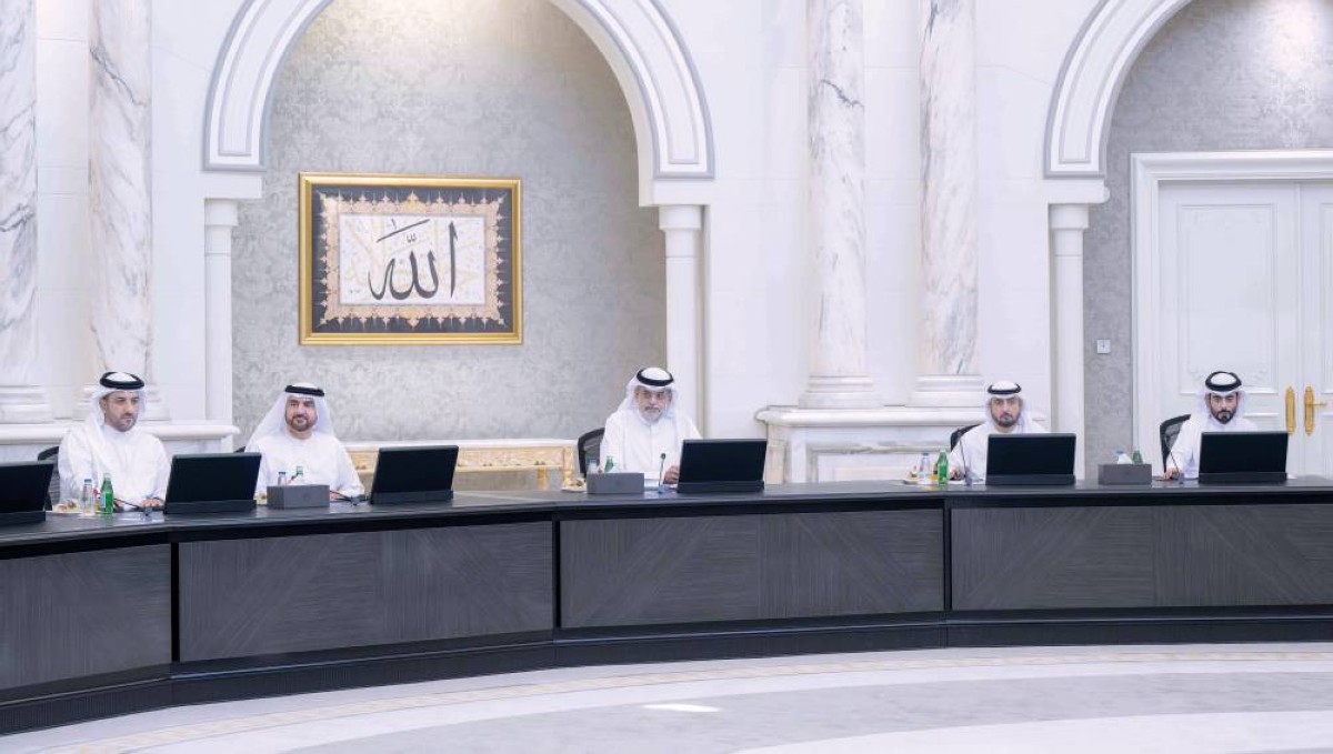 سلطان بن محمد بن سلطان مترئساً الاجتماع بحضور عبدالله بن سالم وسلطان بن أحمد