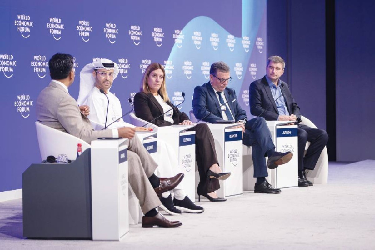 محمد الكويتي وجيريمي جورجنز وراشيل إيليهوس وهيلموت رايزنجر ورافي أجراوال خلال الجلسة 