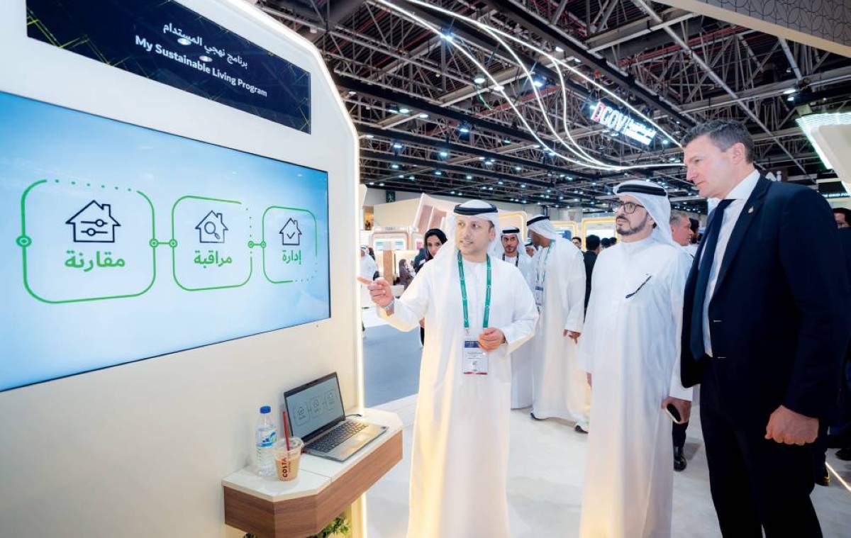 سعيد الطاير خلال اطلاعه على التقنيات والبرامج المشاركة في المعرض