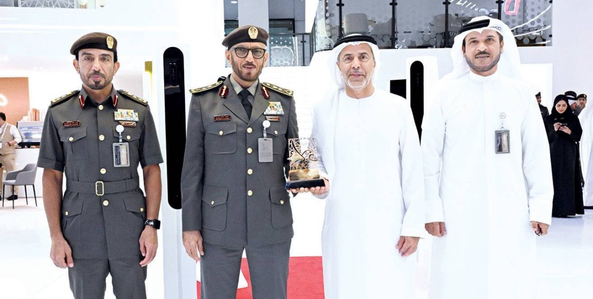 «إقامة دبي» تكرّم «إماراتك» لدورها في تطوير «السجادة الحمراء – الممر الذكي»