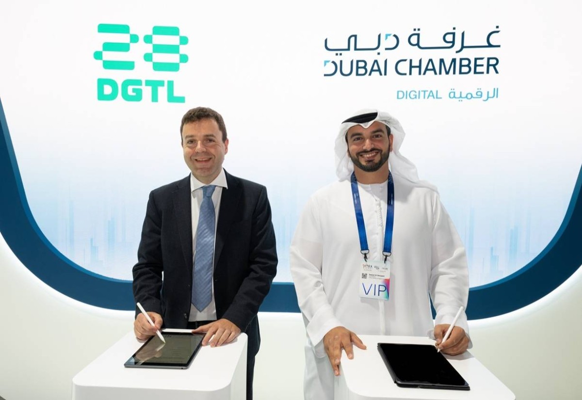 سعيد القرقاوي وفيديريكو منا خلال التوقيع 