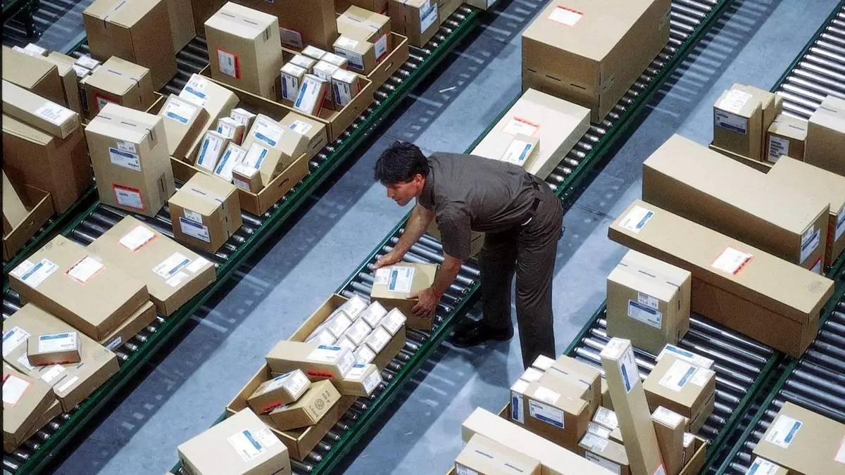4 ملايين طرد تحت المقصلة.. هل دفنت إدارة ترامب هدايا العائلات تحت  الأوراق الجمركية؟