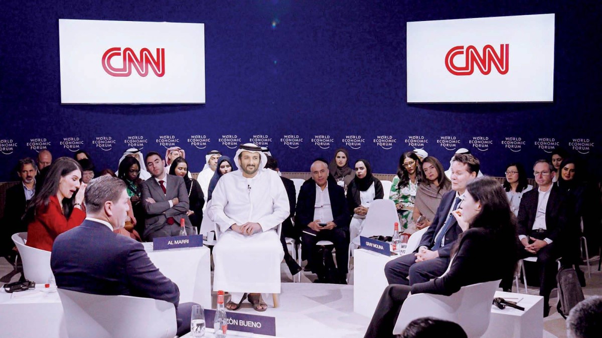 عبدالله بن طوق وجورج مولينا وليو كيان وخوان كارلوس وبيكي أندرسون خلال الجلسة