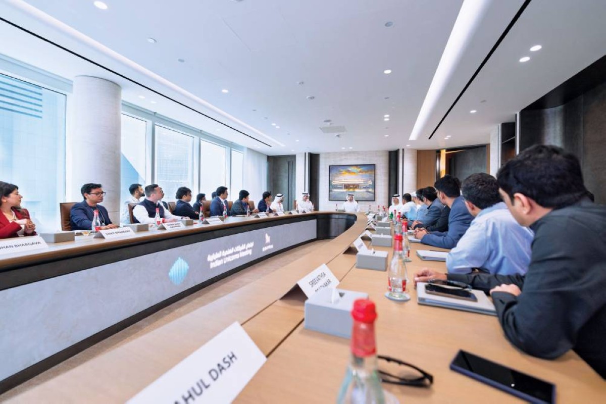 حمدان بن محمد خلال الاستقبال بحضور مكتوم بن محمد وعمر العلماء وهلال المري ومحمد الشرهان
