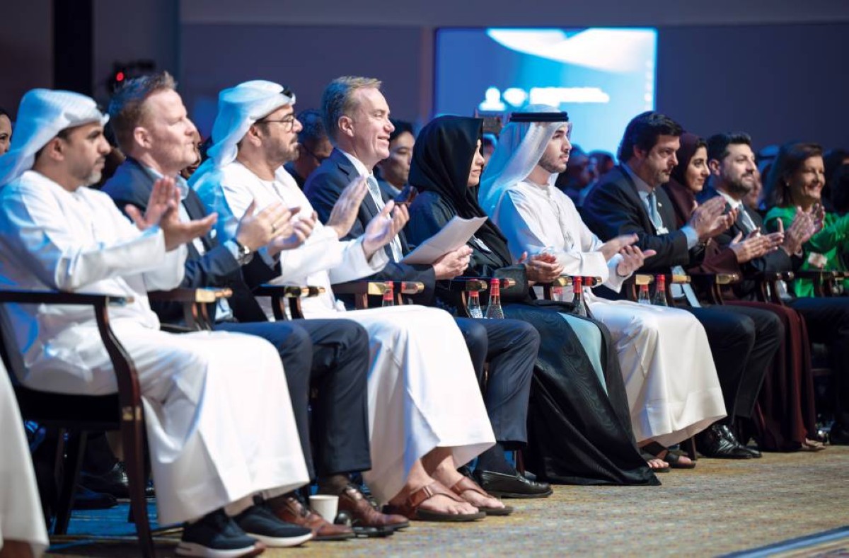 لطيفة بنت محمد ومحمد بن راشد بن محمد وشما بنت سلطان ومحمد القرقاوي وعبدالله النعيمي وبورغ برينده وجانب من الحضور
