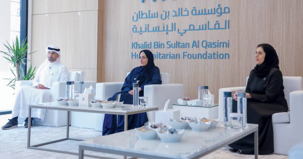 جواهر القاسمي خلال زيارتها مقر المؤسسة