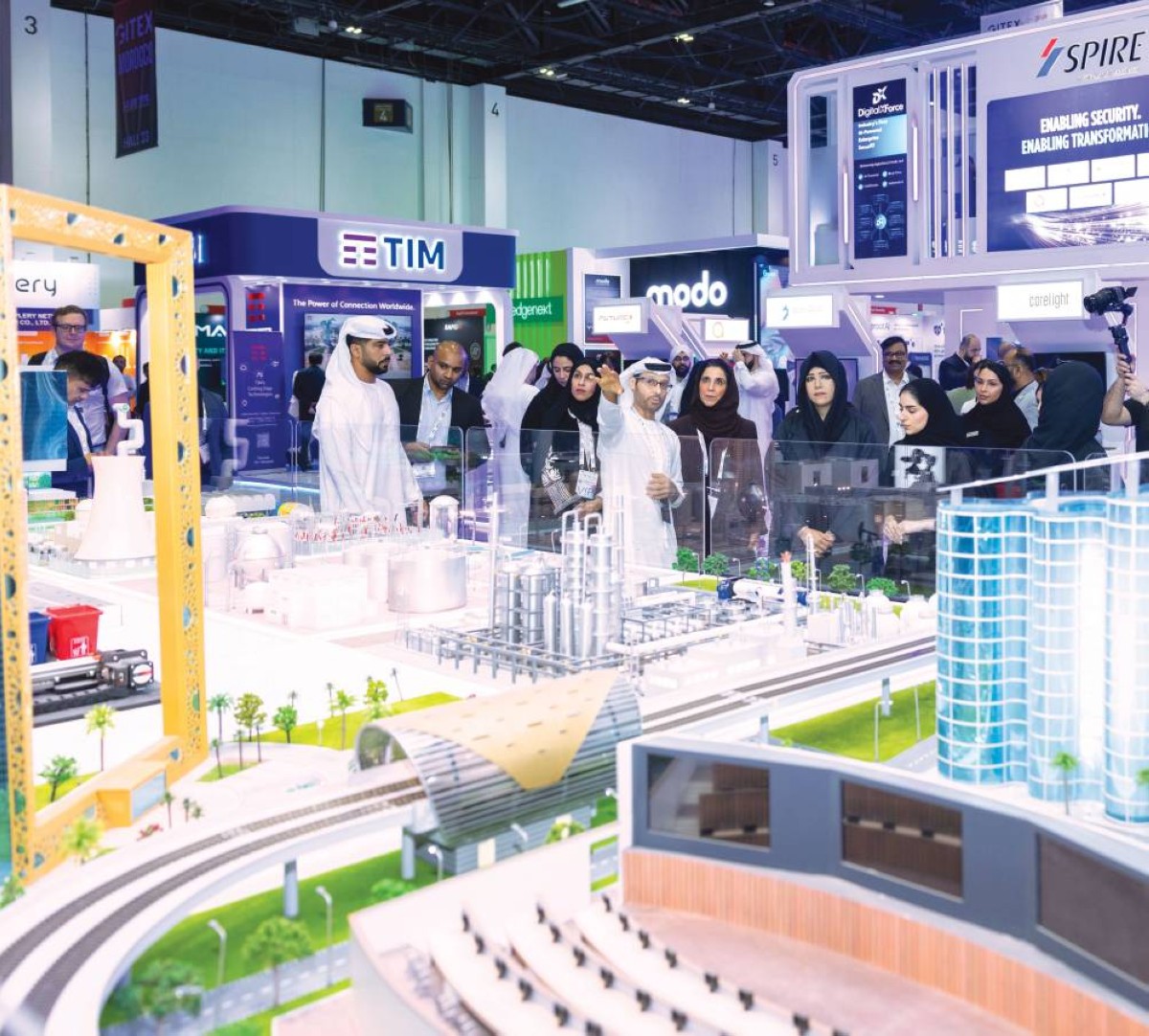 سموها خلال الجولة التفقدية بحضور مريم الحمادي وحصة بوحميد ومحمد الكويتي
