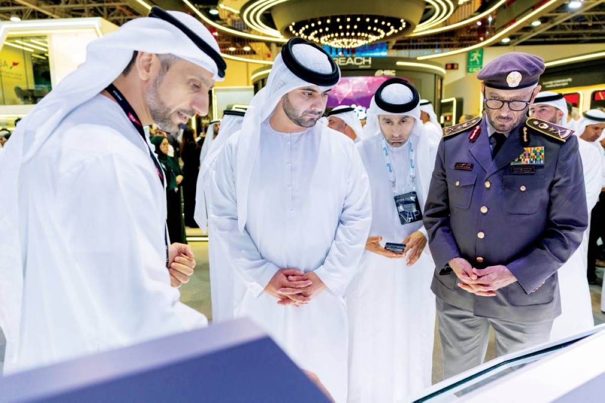 منصور بن محمد خلال زيارته المنصات المشاركة بحضور محمد المري وحمد المنصوري |