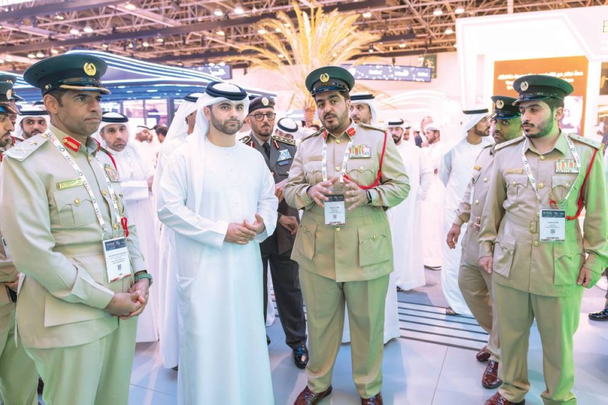 سموه يستمع إلى شرح في منصة شرطة دبي بحضور محمد المري وحمد المنصوري