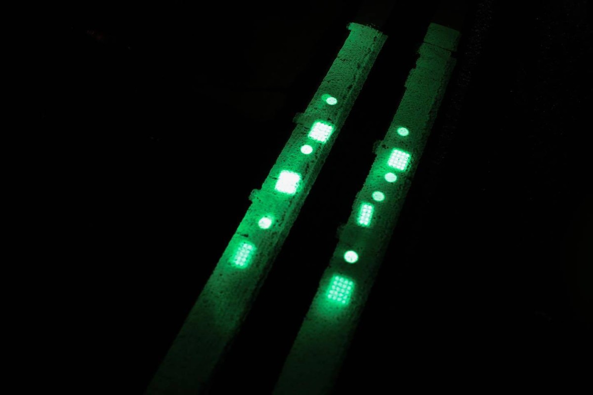 دهان يتوهج في الظلام.. ماذا حدث لإضاءة الطرق بلا كهرباء في ماليزيا؟