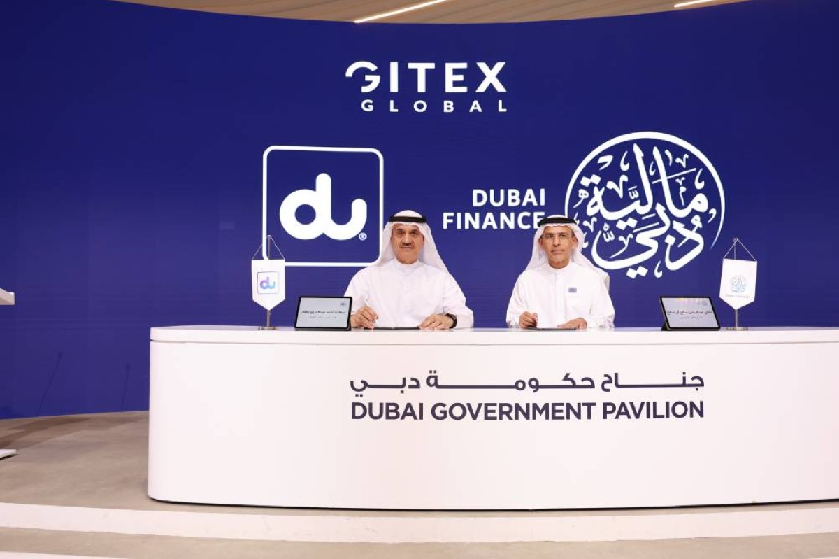 عبدالرحمن آل صالح وأحمد جلفار خلال توقيع الاتفاقية بحضور كبار المسؤولين من الجانبين 