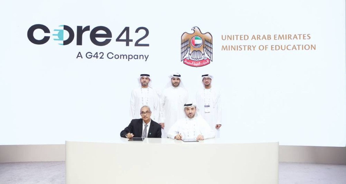 محمد القاسم وطلال القيسي وحمد بالمحينة وراجيف ناير خلال التوقيع