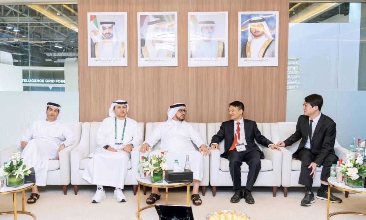 سعيد الطاير خلال لقائه فيليب جان