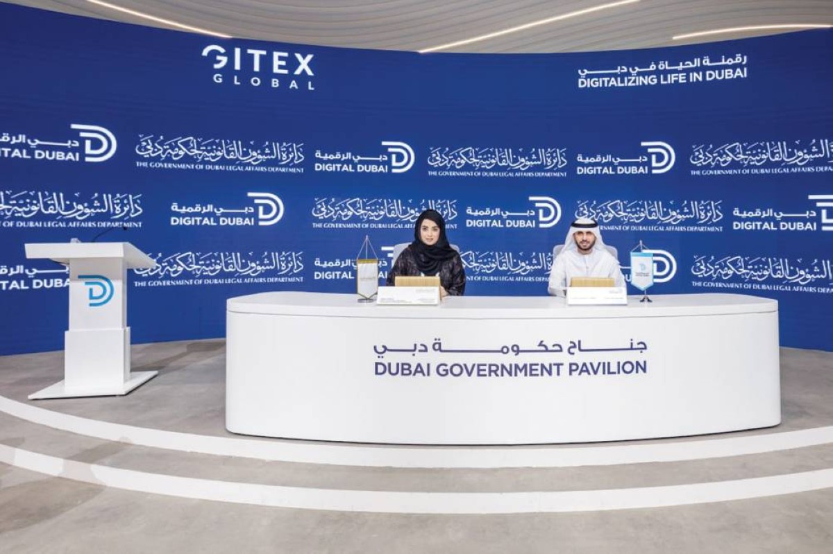 مطر الحميري والريم الفلاسي خلال التوقيع