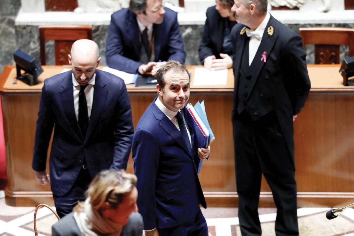 لوكورنو بعد إلقائه خطاباً في البرلمان قبل التصويت على اقتراحين لسحب الثقة من حكومته