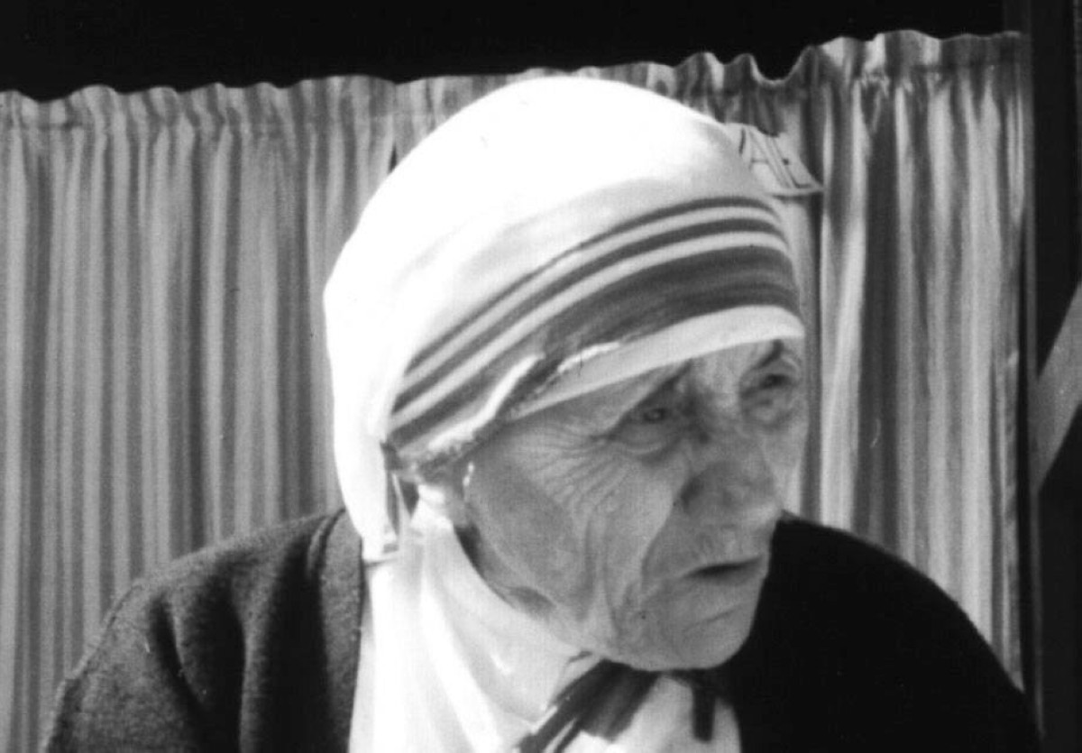 1979 -  الإعلان عن فوز الأم تريزا بجائزة نوبل للسلام لجهودها في مساعدة فقراء الهند والعالم.