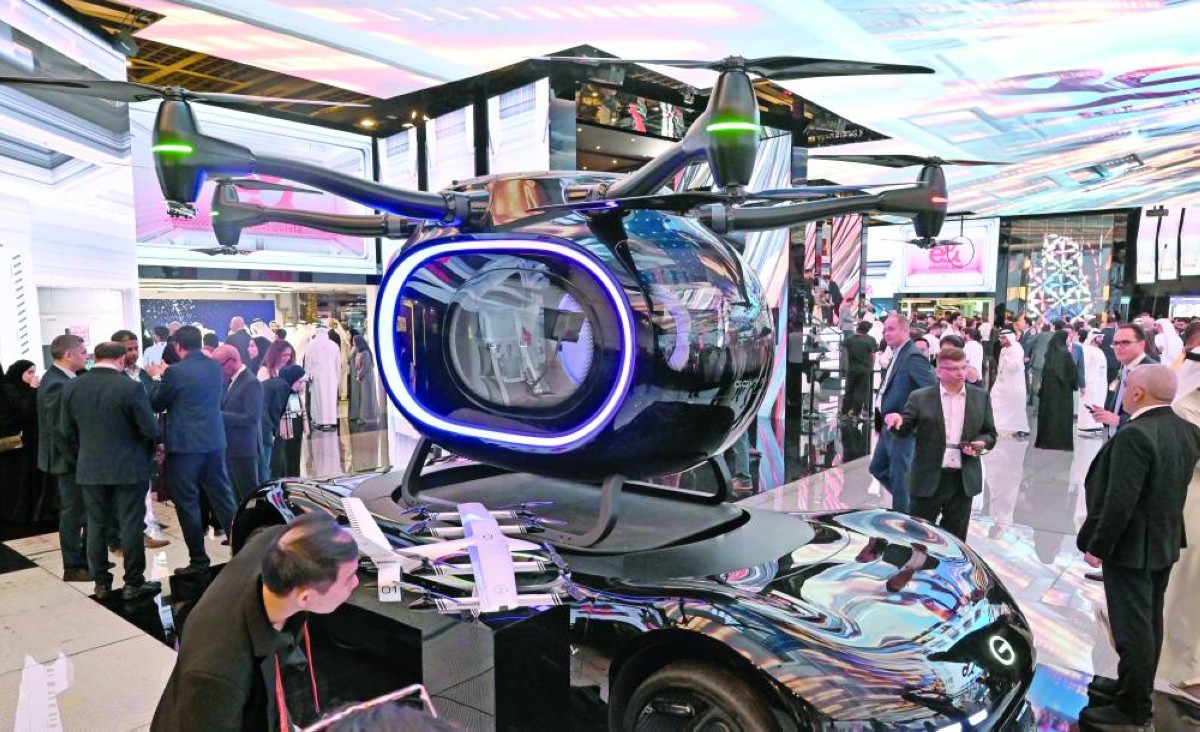 نموذج السيارة الطائرة خلال العرض